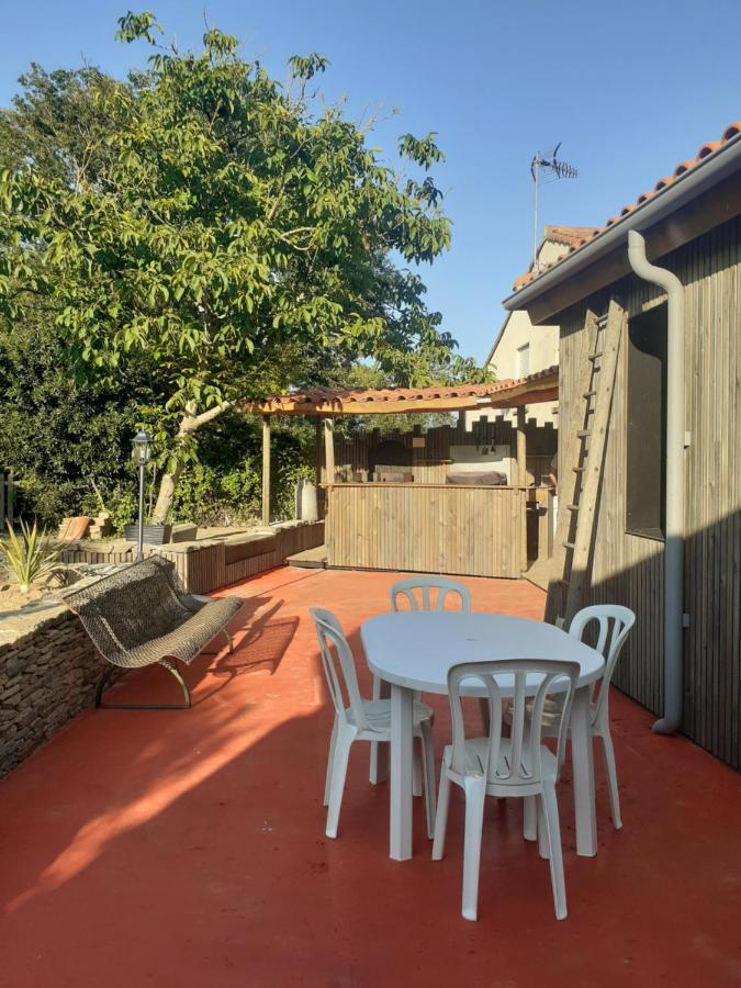 Вилла La Fenetre Saint-Florent-des-Bois Экстерьер фото